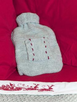 Housse de bouillotte à poche 147-03 catalogue tricot Layette Nouveautés de Plassard