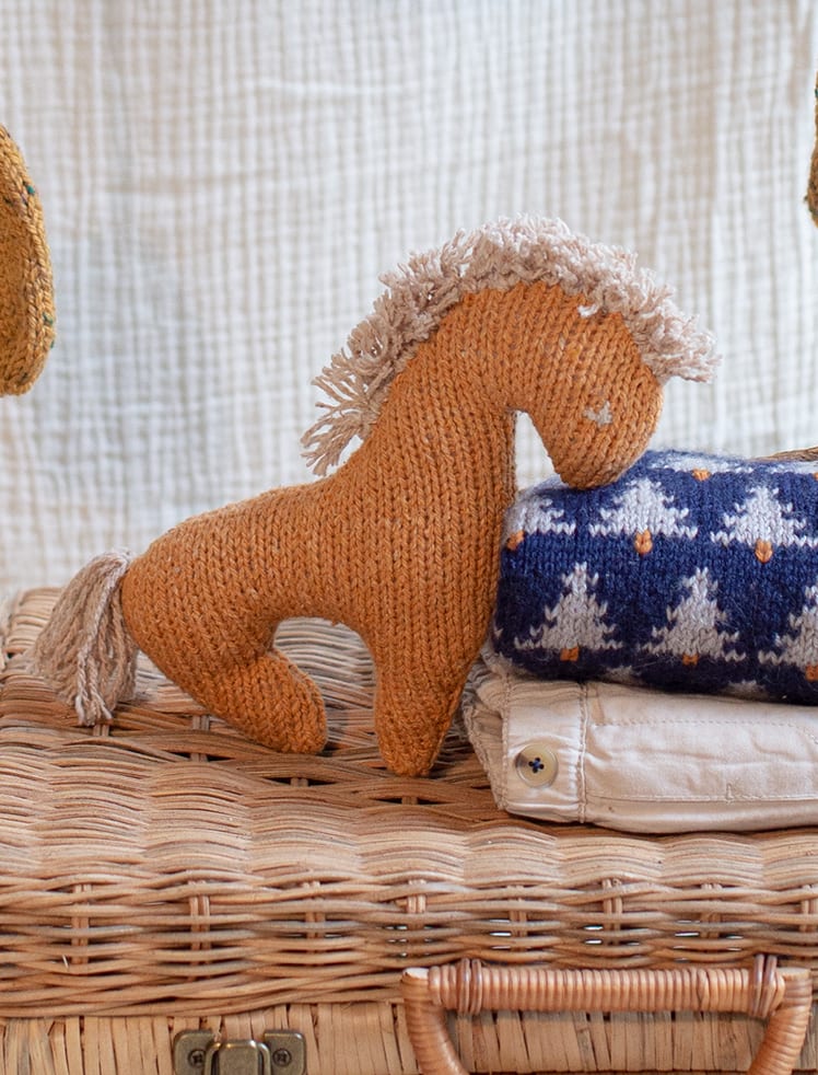 modele tricot Doudou cheval en Macaron de Plassard